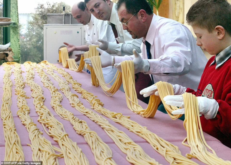 تصاویری از عجیب‌ترین رکورد‌های غذایی گینس؛ از پیتزای ۲ کیلومتری تا پنیر ۵۰۰ کیلویی!