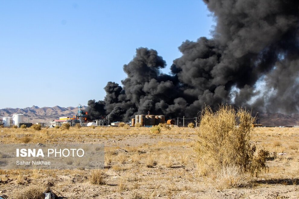 (تصاویر) آتش‌سوزی در مخازن مینی پالایشگاه هیدروکربن بیرجند
