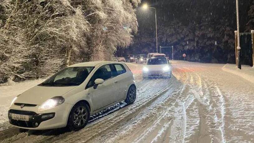 سرما در انگلیس / خودرو‌ها ۱۹ ساعت در جاده‌ها بدون آب و غذا گیر کردند