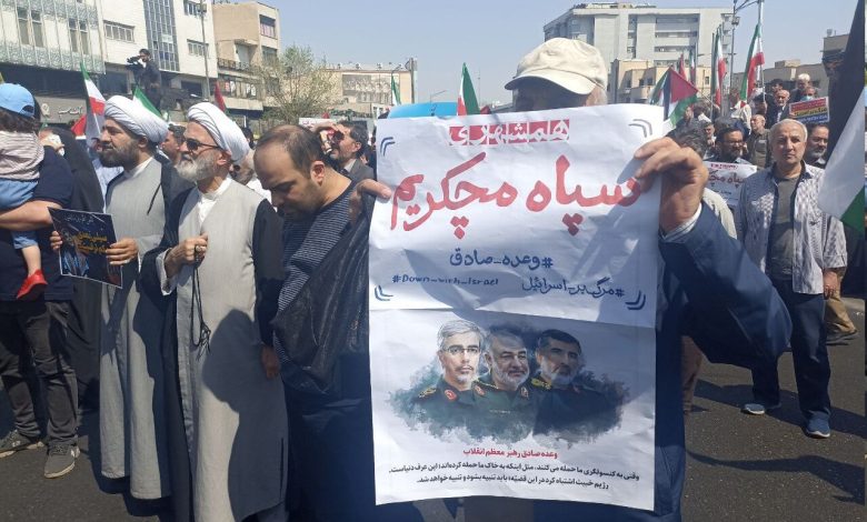 نمازگزاران تهرانی در حمایت از دفاع مشروع سپاه راهپیمایی کردند - هشت صبح