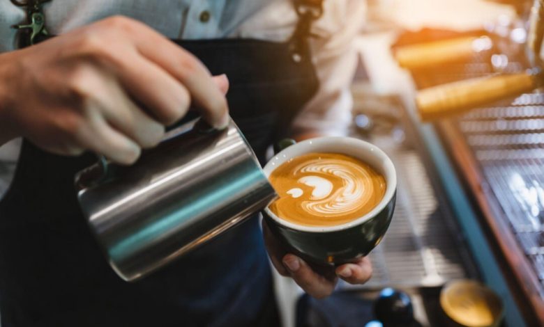 تقریباً قیمت قهوه‌ی ربوستا از سال گذشته دو برابر شده / تعداد طرفداران قهوه در ایران هر روز بیشتر می‌شود / مصرف قهوه در سال گذشته طی بیست سال اخیر بی سابقه بوده / طی ۶ سال گذشته، هر سال حدود ۴۰ درصد تا ۷۰ درصد افزایش واردات دانه سبز قهوه را داشتیم / امروز در کشور قهوه بدون مجوز بسیار یافت می‌شود؛ مصرف این قهوه‌ها منجر به مسمومیت‌های شدید و حتی مرگ برخی مصرف‌کننده‌ها می‌شود