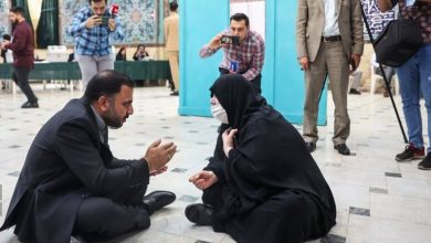 تصاویر: حرکت عجیب آقای وزیر، وسطِ حسینیه ارشاد سوژه شد