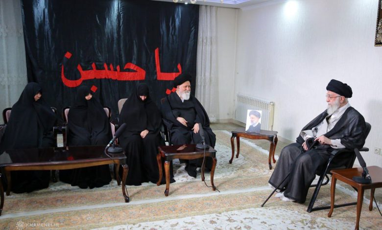 تصویری از حضور امشب رهبر انقلاب در منزل شهید رئیسی