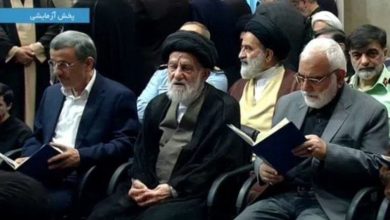عکس/ حضور احمدی‌نژاد در مراسم ترحیم رییس جمهور فقید و همراهان