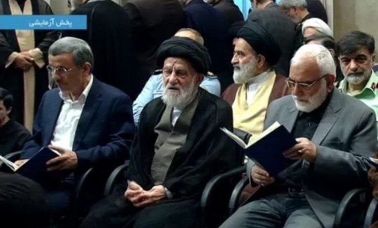 عکس/ حضور احمدی‌نژاد در مراسم ترحیم رییس جمهور فقید و همراهان