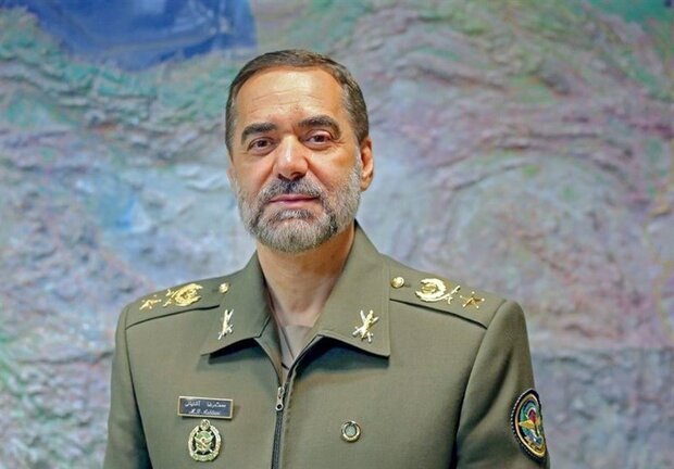 وزیر دفاع: ریشه‌های درخت انقلاب اسلامی مستحکم است؛ تکان نمی‌خورد