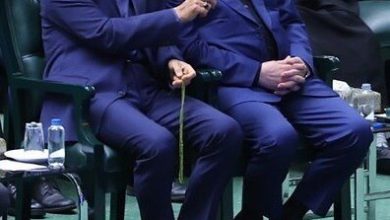 عکس خبرساز از خوش و بش قالیباف و لاریجانی در حاشیه مراسم افتتاحیه مجلس