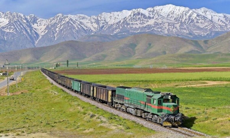 هشتم خرداد، عبور نخستین قطار مسافری شیراز-مشهد از محور یزد-اقلید - هشت صبح
