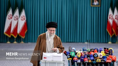 رهبر انقلاب رای خود را در صندوق الکترونیکی انتخابات ثبت کردند - هشت صبح