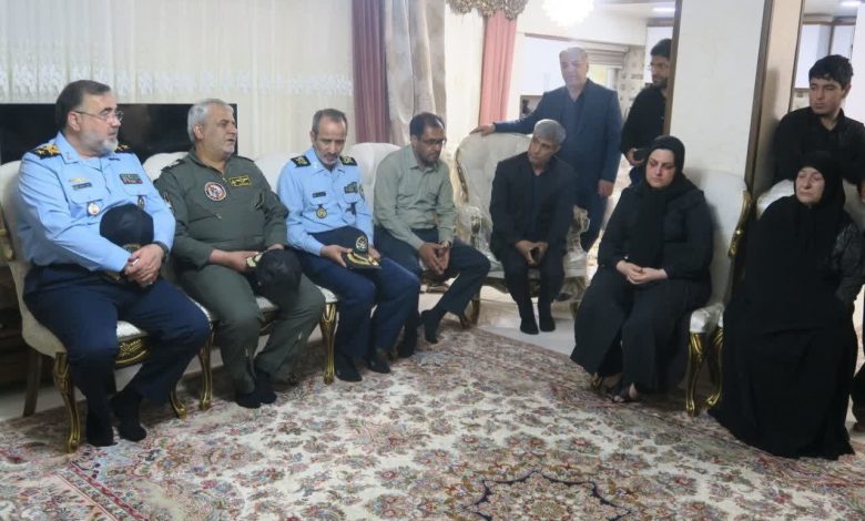 حضور امیر واحدی در منزل شهدای خلبان آشیانه جمهوری اسلامی - هشت صبح