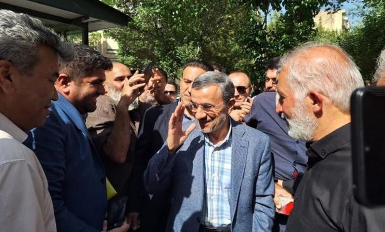 محمود احمدی نژاد: فشار بسیار سنگینی روی مردم است / به زودی همه چیز به تنظیم خودش برمی‌گردد / یک سلسله اتفاقاتی پشت سر هم خواهد افتاد که می‌گویید فلانی گفت، خدا پدر و مادرش را بیامرزد