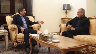 دیدار همتی با رئیس‌جمهور منتخب: انشاءالله با تدبیر پزشکیان شاهد تحولات مثبت در صحنه اقتصادی کشور باشیم