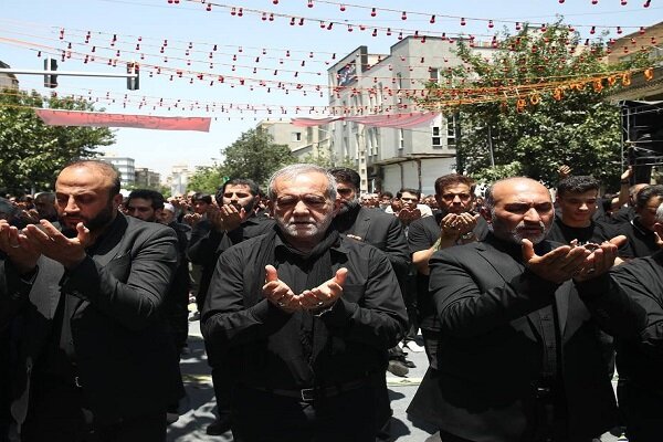 حضور پزشکیان برای اقامه نماز ظهر عاشورا در خیابان جمهوری تهران - هشت صبح