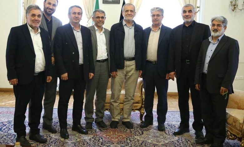 دیدار نمایندگان مردم اردبیل در مجلس با رئیس جمهور منتخب - هشت صبح