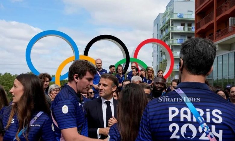 بازدید رئیس‌جمهور فرانسه از دهکده المپیک