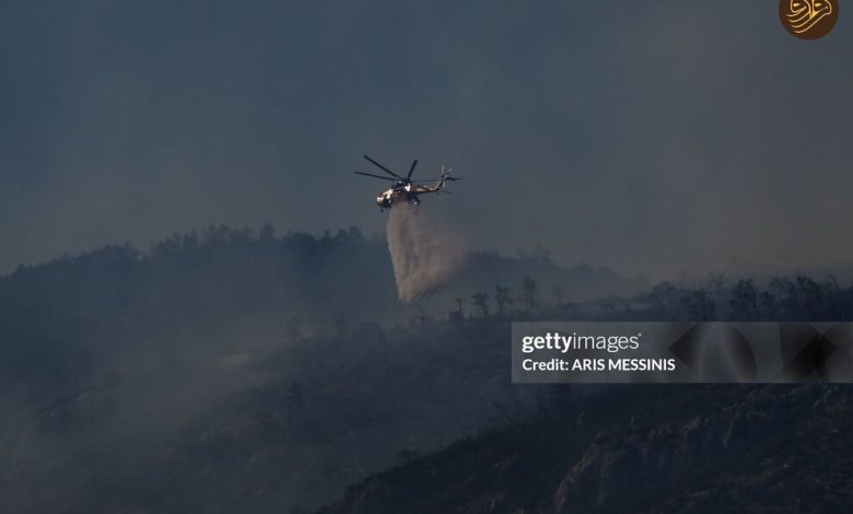 (تصاویر) مهار آتش‌سوزی گسترده مناطق جنگل با هلیکوپتر