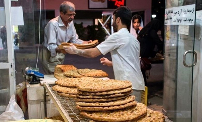 نرخ نان طبق قانون باید سالی ۲۵ درصد افزایش داشته باشد؛ این اتفاق سه سال اجرا نشد و باعث زیان نانوا دار و کشاورز شد / پیشنهاد اتحادیه‌ها افزایش ۷۵ درصدی قیمت نان بود اما در تهران ۴۰ درصد و در سایر شهرها ۲۰ تا ۲۵ درصد افزایش قیمت داشتیم / وقتی تورم زیر ۴۰ درصد نیست، چرا نان افزایش قیمت نداشته باشد؟ / در جلسات خصوصی می‌گویند نمی‌توانیم افزایش قیمت دهیم؛ وزن چانه را کم کنید