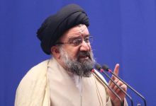 سیداحمد خاتمی، امام جمعه تهران: خطر نفوذ خطری جدی است، اینچنین است که یک ملت و یک امت را از بین می‌برد / بصیرت، شما را در مقابل نفوذ ضد ضربه خواهد کرد؛ امروز علمدار بصیرت در کشور ما حضرت امام خامنه‌ای است