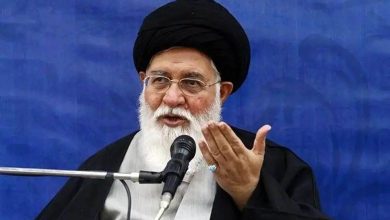 علم الهدی: اسلحه در دست گرفتن ملت مقاوم ما تا زمانی ادامه دارد که خورشید تابناک ولایت از کنار دیوار کعبه، دنیا را روشن کند؛ این که بنده نمازجمعه را با اسلحه در دست می‌خوانم‏ معنایش همین است