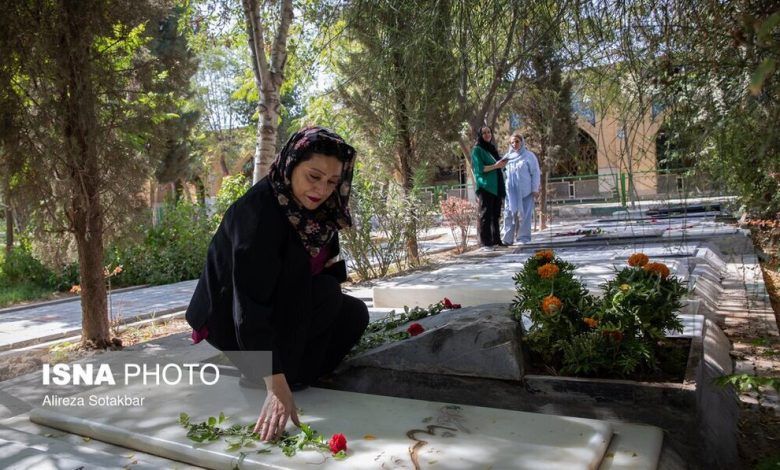 (تصاویر) حضور شبنم مقدمی در قطعه هنرمندان بهشت زهرا