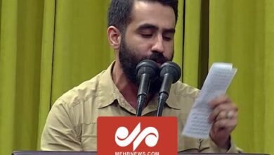 لحظاتی از مداحی حسین طاهری در دیدار دانش‌آموزان با رهبر انقلاب - هشت صبح