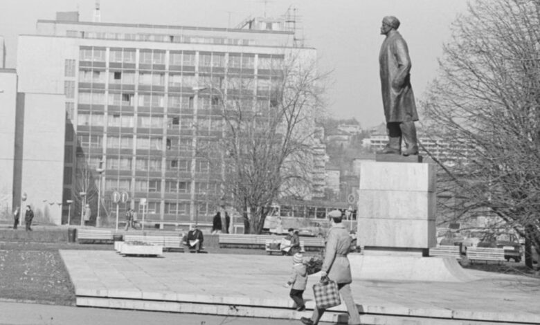 مجسمهٔ لنین در محلهٔ «دِیویتسه» پراگ که در سال ۱۹۸۱ عکاسی شده است. این مجسمه در سال ۱۹۷۲ رونمایی شد و سپس در سال ۱۹۹۰، پس از انقلاب ۱۹۸۹، پایین کشیده شد. پایه این مجسمه که به شکل یک رمپ اسکیت طراحی شده بود، تا سال ۲۰۰۷ محلی محبوب برای اسکیت‌بازان بود تا این‌که آن هم برداشته شد و فضای آن را چمن‌کاری کردند.