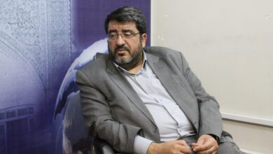 انتقاد روزنامه اصولگرا از فواد ایزدی: «هسته شل» نظام‌ هستید یا هسته سخت؟/ به هر بهانه ای در لیست طلبکاران و شورش کنندگان هستید