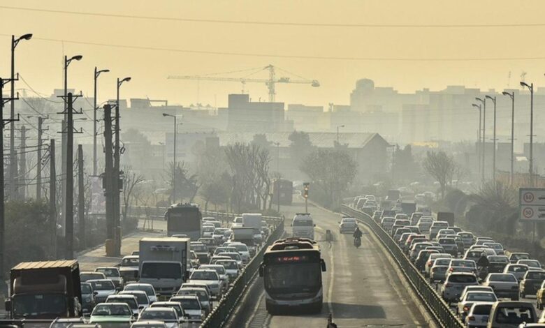 هر سال مصرف سوخت در ایران بالا می‌رود، وارونگی دما هم آلودگی را شدت می‌بخشد/ با چند خط مترو نمی‌توان آلودگی هوای تهران را مدیریت کرد/ بنزین را اگر از اروپا هم بیاوریم، وضعیت همین است؛ تداوم مصرف و فرسودگی لاستیک‌ها نقش بیشتری در آلودگی دارد