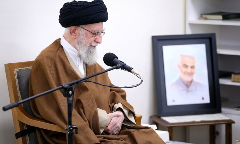 جمعی از خانواده شهدای حوادث تروریستی با رهبر انقلاب دیدار میکنند