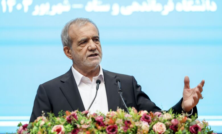 پزشکیان: طرف هیچ تجربهای ندارد، اما چون حزب اللهی است، ناگهان مدیر میشود؛ حزباللهی باید بدون تجربه و امتحان، بالا بیاید؟ آیا خیانتی بالاتر از این وجود دارد