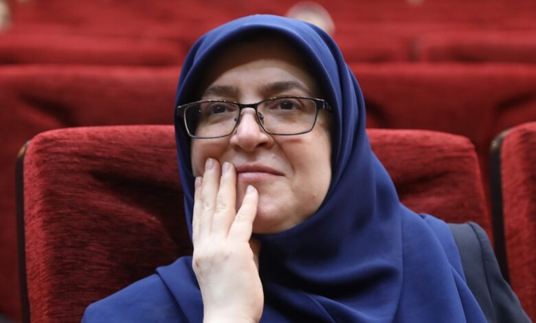 سخنگوی دولت: ۶ شاخص تعریف شده تا با بازتنظیم دهک‌بندی‌ها، کسانی که از درآمدهای بالاتری برخوردار هستند از دریافت یارانه حذف شوند / برخی معتقدند منابع محدود باید به صورت یکسان به همه پرداخت شود؛ این تفکر برابری‌طلب، در عمل در جوامع کمونیستی با شکست و فروپاشی روبه رو شد؛ در این رویکرد آنچه در عمل اتفاق می‌افتد، توزیع فقر خواهد بود