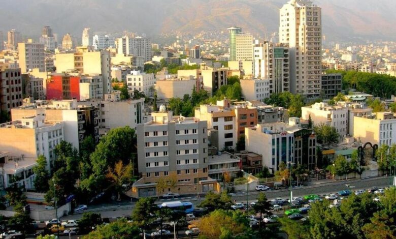 تمامی تحولات سیاسی بر بازار مسکن تأثیرگذار است؛ وقتی تنشها در منطقه کاهش یا افزایش مییابد، روی مسکن اثر میگذارد، بازارهای ارز و طلا نیز بر روی مسکن اثر میگذارد / با توجه به تقاضای کم، معاملات ما از رونق افتاده/ با دستکاری بازارها، دچار بازار هیجانی رکود یا قیمت شدید خواهیم شد