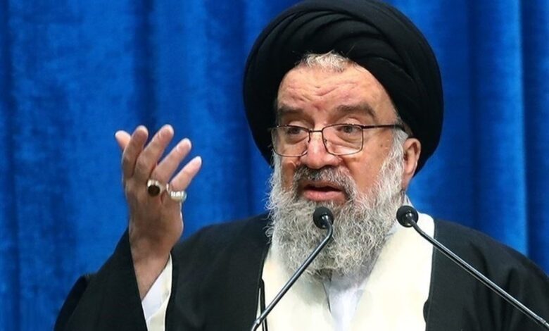 احمد خاتمی، امام جمعه موقت تهران برای مخالفت با رفع تحریم، دست به تحریف مقاله ریچارد نفیو زد: گفته اند راه مقابله با ایران، مذاکره است