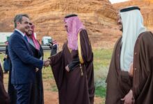 (تصاویر) استقبال بن سلمان از نخست‌وزیر یونان در اردوی زمستانی العلا