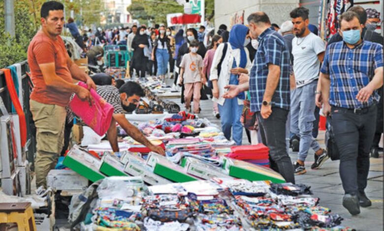 نایب رئیس اتاق اصناف تهران: شهرداری برای اجاره پیاده‌رو‌های اطراف پارک لاله، ماهانه ۶۰ میلیون تومان دریافت می‌کند/ فروشندگانی که این اجاره را پرداخت می‌کنند، دارای جواز نیستند