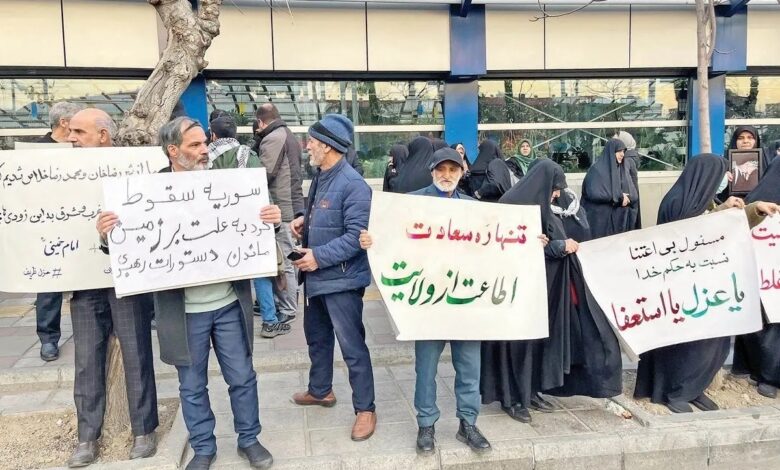 تقی آزاد ارمکی، جامعه‌شناس: افرادی خودسرانه با تنش آفرینی اعلان جنگ می‌کنند / این افراد امروز علیه پزشکیان، قالیباف و ظریف فحاشی می‌کنند؛ مطمئن باشید اگر اتفاقی بیفتد که به مذاقشان خوش نیاید، فردا شروع به فحاشی به دیگران هم خواهند کرد / گروه‌های موتورسوار و کفن‌پوش با قیل و قال جلوی مطرح شدن مسائل اساسی را می‌گیرند / باید مسائل را از کف خیابان جمع کنیم