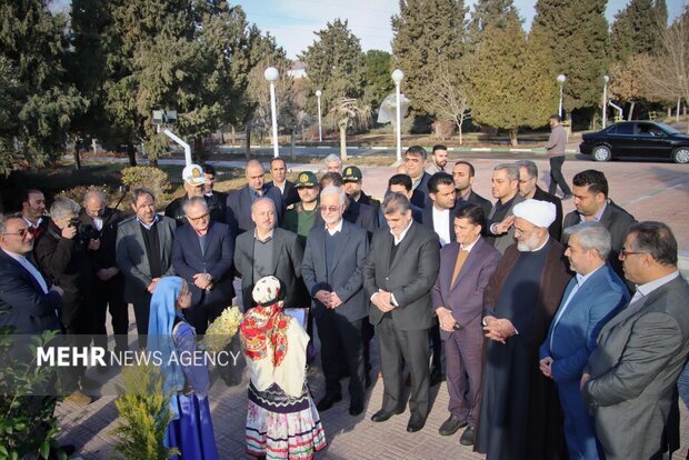 وزیر کشور به سمنان سفر کرد؛ افتتاح ۱۳۸۸ واحد مسکونی - هشت صبح