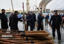 (تصاویر) آیین جاروکشی خادمان مسجد جمکران