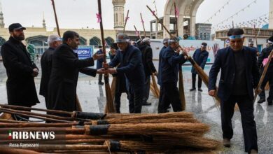 (تصاویر) آیین جاروکشی خادمان مسجد جمکران