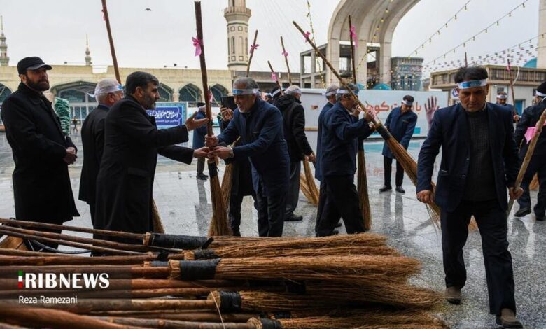 (تصاویر) آیین جاروکشی خادمان مسجد جمکران