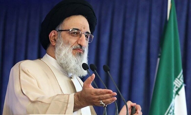 امام جمعه کرج: برخی از کشورها در تقابل با مردم سوریه هستند؛ در داخل کشورمان نیز دولت باید مواظب باشد و فریب نفوذی ها را نخورد
