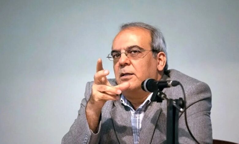 اعتراض عباس عبدی به حکم شلاق مهدی یراحی: برای متهمان فساد ۳.۷ میلیارد دلاری احکام با تخفیف داده میشود اما برای داشتن یک بطری الکل باید ۷۴ ضربه شلاق خورد