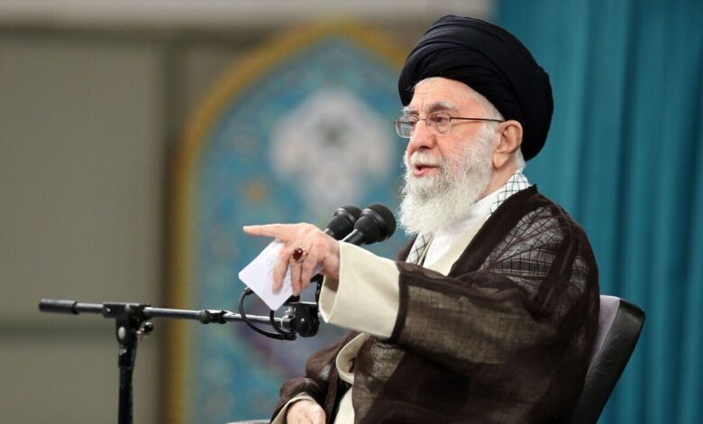 رهبر انقلاب: اصرار برخی از دولتهای قلدر برای مذاکره، به منظور حل مسائل نیست، بلکه برای تحکّم و تحمیل توقعات خودشان است / جمهوری اسلامی ایران قطعاً توقعات آنها را نخواهد پذیرفت / اسم مذاکره را تکرار میکنند تا در افکار عمومی فشاری ایجاد کنند که طرف برای مذاکره آماده است، شما چرا حاضر نیستید؟ مذاکره نیست، تحکم و تحمیل است