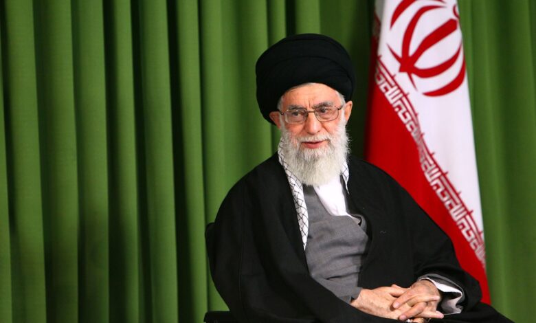 رهبر انقلاب: در بعضی جاها که متوقعید کاری که انجام بگیرد و انجام نمیگیرد قابل تحقیق نیست، چون مسائل سرّی است / یعنی آن عملی که انجام گرفته یا عملی که انجام نگرفته، کاملاً دارای توجیه است