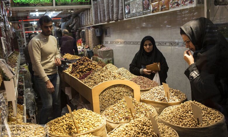 فارس: خودروسازان پسته‌فروش آجیل شب عید را گران کردند