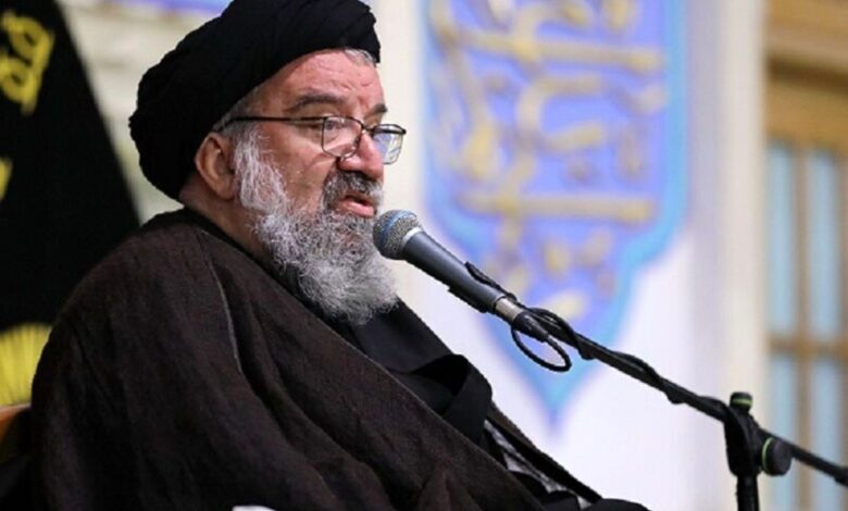 سید احمد خاتمی: هزینه دینداری بسیار کمتر از هزینه تسلیم است / تا وقتی آمریکا آدم نشده است شعار مرگ بر آمریکا باید سر داده شود