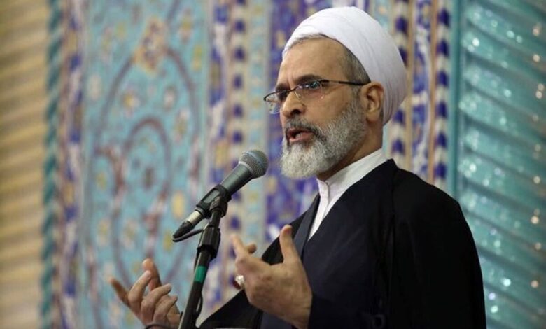 اعرافی، خطیب جمعه قم: کسانی به مذاکره با آمریکا ولع دارند؛ در این رابطه باید به تاریخ نگاه کرد که پاره کردن برجام از سوی ترامپ از جمله آنان است / همگان باید در رعایت حجاب اهتمام داشته باشند؛ در قم نیز که نماد انقلاب اسلامی است باید حساسیت بیشتری داشته باشیم