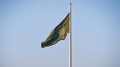 اهتزاز بزرگ ترین پرچم سبز رضوی بر فراز بلندترین سکوی پرچم ایران