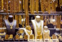 بازار طلا در حالت رکود است و به هیچ عنوان قابل پیش‌بینی نیست؛ در روز‌های پیش‌رو باید منتظر مذاکرات باشیم/ در دو هفته‌ای که بازار به ثبات رسیده بود، معاملات شروع شد/ امروز یک واحد تولیدی طلا به جای ۸۰ درصد، با ۲۰ درصد ظرفیت تولید می‌کند/ آمار صادرات طلا ایران قابل توجه نیست