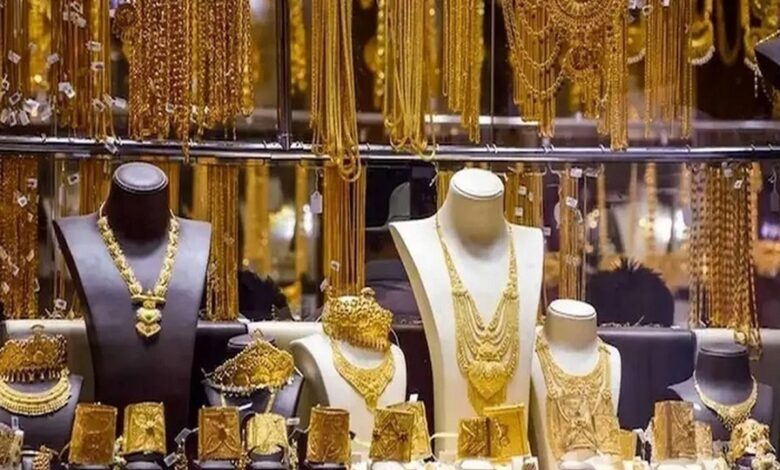 بازار طلا در حالت رکود است و به هیچ عنوان قابل پیشبینی نیست؛ در روزهای پیشرو باید منتظر مذاکرات باشیم/ در دو هفتهای که بازار به ثبات رسیده بود، معاملات شروع شد/ امروز یک واحد تولیدی طلا به جای ۸۰ درصد، با ۲۰ درصد ظرفیت تولید میکند/ آمار صادرات طلا ایران قابل توجه نیست